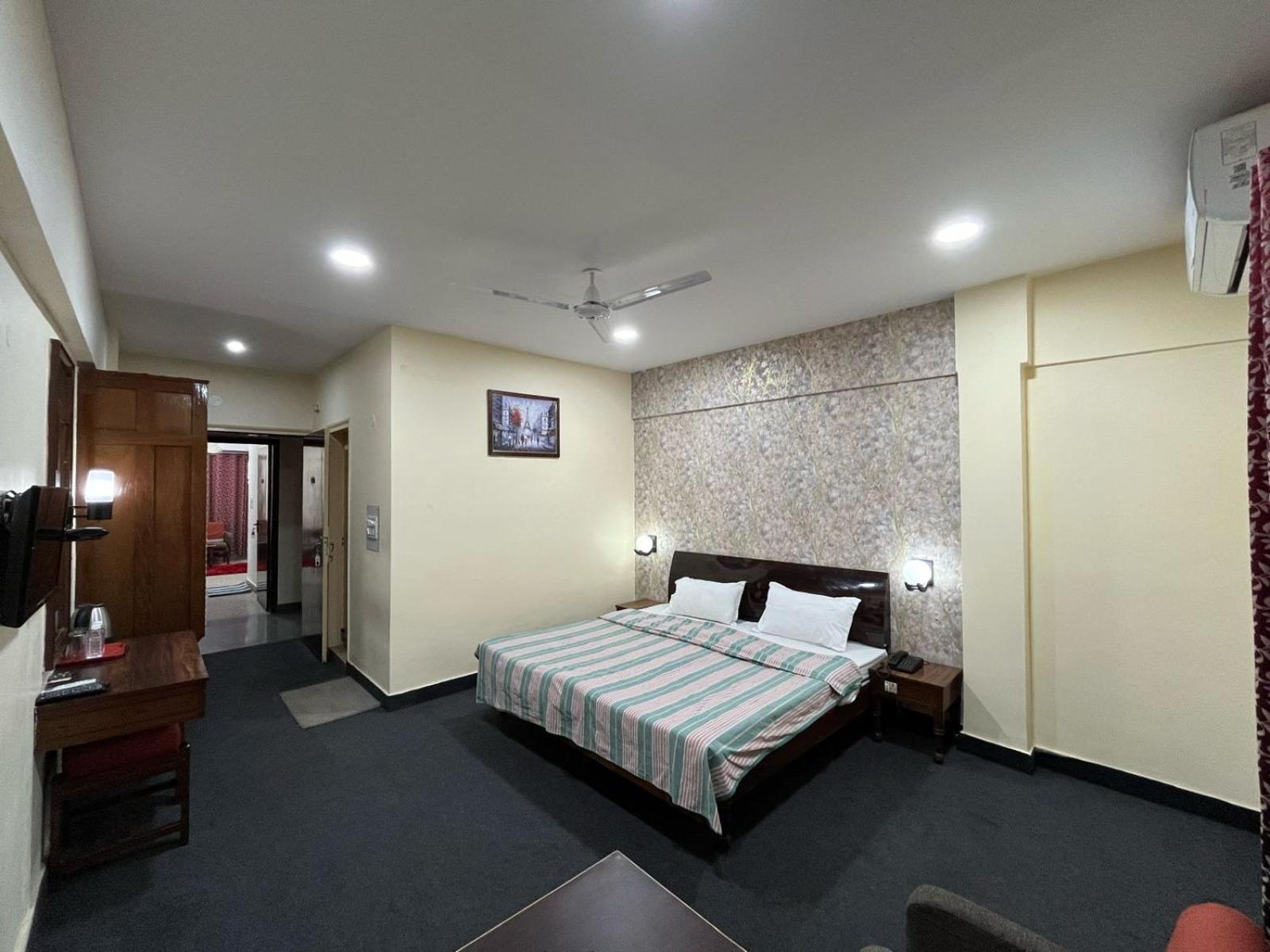 ורנאסי Gautam Hotel מראה חיצוני תמונה