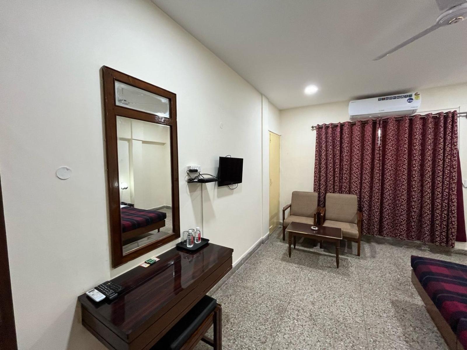 ורנאסי Gautam Hotel מראה חיצוני תמונה