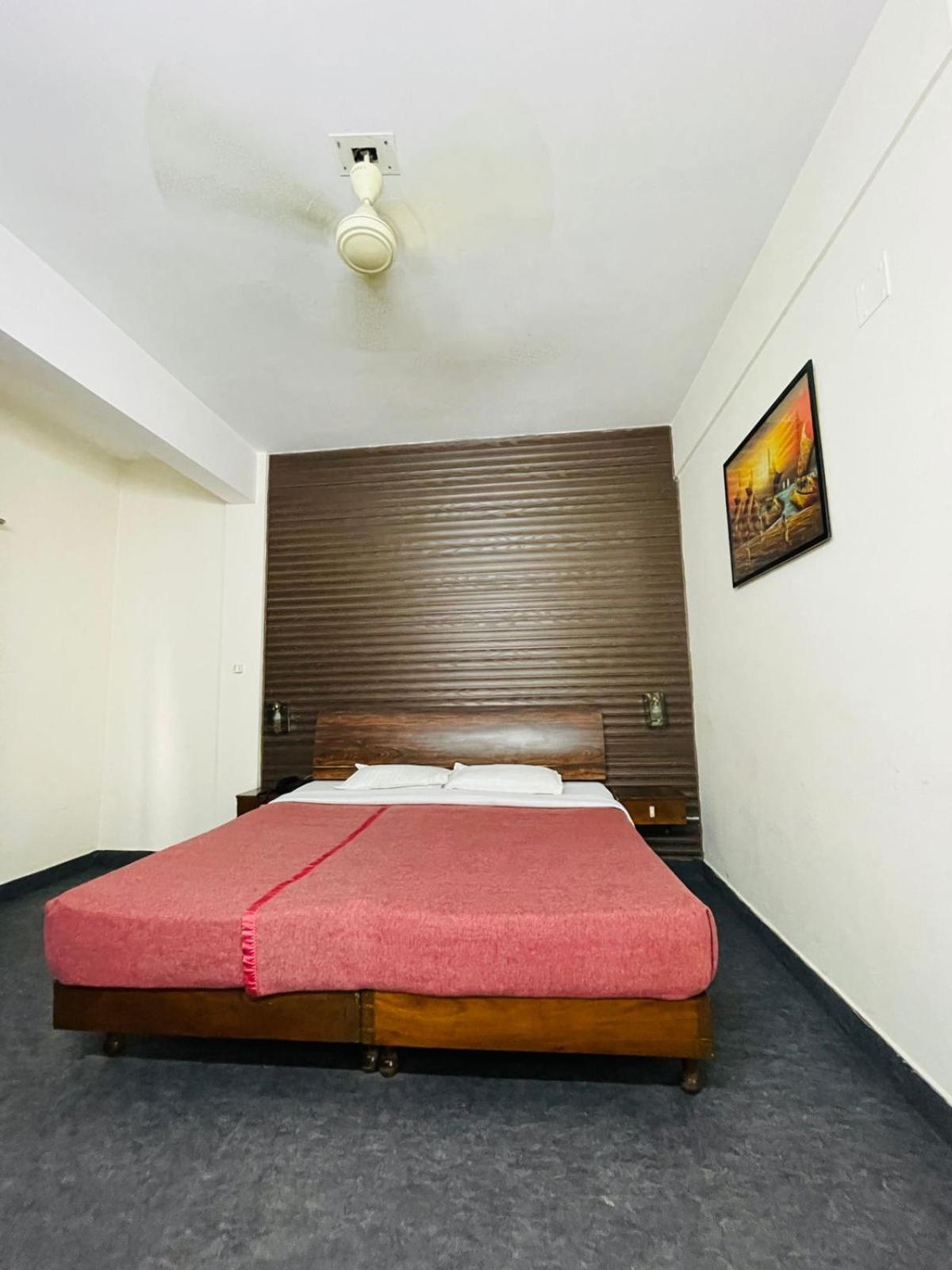 ורנאסי Gautam Hotel מראה חיצוני תמונה