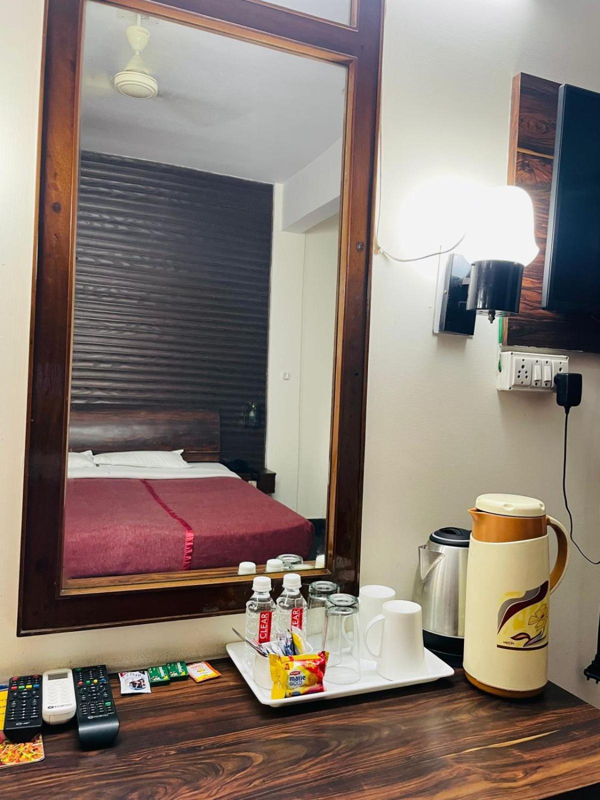 ורנאסי Gautam Hotel מראה חיצוני תמונה